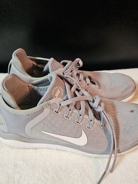 Nike Free Run Wolf Gray Kids Youth Size 6 Grey White School Gym Running Comfy